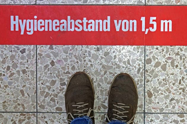 Einschränkungen wegen dem Coronavirus Als Maßnahme zur Prävention gegen eine Infektion mit dem Coronavirus werden die Kunden in einem Supermarkt zur Einhaltung der Abstandsregelung auf Fußböden hingewiesen. Essen Nordrhein-Westfalen Deutschland