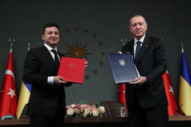 (201016) -- ISTANBUL, Oct. 16, 2020 () -- Turkish President Recep Tayyip Erdogan (R) and Ukrainian President Volodymyr Zelensky present documents in Istanbul, Turkey, on Oct. 16, 2020. Erdogan and Zelensky on Friday pledged to enhance cooperation in a wide range of areas amid the COVID-19 pandemic. () TURKEY-ISTANBUL-PRESIDENT-UKRAINE-PRESIDENT-PRESS CONFERENCE-DOCUMENTS-SIGNING Xinhua 