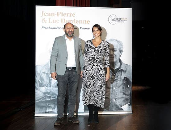 Kad Merad et Virginie vignali CELEBRITES : Prix Lumiere 2020 - Salle 3000 - Lyon - 16 10 2020 SandrineThesillat Panoramic 
