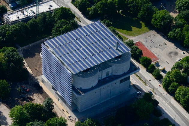 IMAGO Nature: Unsere Erde, Energiequellen, Solarthermie Germany, Hamburg IBA project, energy bunker GERMANY Hamburg, IBA exhibition, an old war bunker from WW II is changed into an renewable energy project, with solar panels and solar thermal vacuum pipes *** DEUTSCHLAND Hamburg, Energiebunker Wilhelmsburg , IBA Projekt, Energieerzeugung aus Solarenergie, Biogas, Holzhackschnitzeln und Abwaerme aus einem benachbarten Industriebetrieb, der Energiebunker soll einen Teil des Reiherstiegviertels mit Waerme versorgen und gleichzeitig erneuerbaren Strom in das Stromnetz einspeisen. Der Energiebunker soll circa 22.500 MWh Waerme und fast 3.000 MWh Strom erzeugen. Das entspricht dem Waermebedarf von circa 3.000 Haushalten und dem Strombedarf von etwa 1.000 Haushalten, Solon PV Module an der Suedseite d