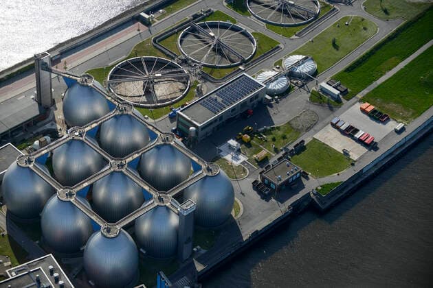 IMAGO Nature: Unsere Erde, Umweltverträgliche Herausforderungen des 21. Jahrhunderts, Methan Germany Hamburg Biogas GERMANY Hamburg, sewage treatment plant of company Hamburg Energy process sewage and sludge to biogas for supply to the public gas grid *** DEUTSCHLAND Hamburg, Biogasanlage und Klaerwerk Koehlbrandhoeft, Staedtischer Energieversorger Hamburg Energie ein Tochterunternehmen von Hamburg Wasser, speist aufbereitetes Faulgas aus Abwasser und Klaerschlamm ins Erdgasnetz ein, bei der Ausfaulung des Klaerschlamms entsteht Gas, das zu Erdgasqualitaet aufbereitet und ins Netz eingespeist wird, die Anlage wird jaehrlich 18 Millionen Kilowattstunden Biomethan einspeisen, damit koennen 3.600 Tonnen CO2 pro Jahr eingespart und bis zu 62.000 Kunden mit Biogas versorgt werden Hamburg Germany