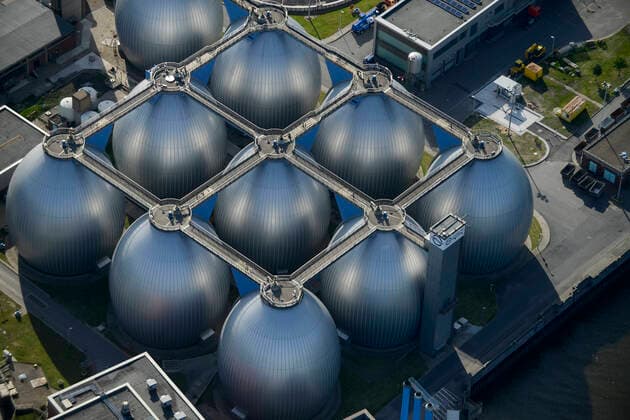 IMAGO Nature: Unsere Erde, Energiequellen, Biomasse Germany Hamburg Biogas GERMANY Hamburg, sewage treatment plant of company Hamburg Energy process sewage and sludge to biogas for supply to the public gas grid *** DEUTSCHLAND Hamburg, Biogasanlage und Klaerwerk Koehlbrandhoeft, Staedtischer Energieversorger Hamburg Energie ein Tochterunternehmen von Hamburg Wasser, speist aufbereitetes Faulgas aus Abwasser und Klaerschlamm ins Erdgasnetz ein, bei der Ausfaulung des Klaerschlamms entsteht Gas, das zu Erdgasqualitaet aufbereitet und ins Netz eingespeist wird, die Anlage wird jaehrlich 18 Millionen Kilowattstunden Biomethan einspeisen, damit koennen 3.600 Tonnen CO2 pro Jahr eingespart und bis zu 62.000 Kunden mit Biogas versorgt werden Hamburg Germany