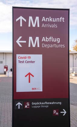 17 . 10 . 2020 , Schönefeld : Hinweisschild zum Covid - 19 Test Center auf dem Flughafen Berlin - Schönefeld .
