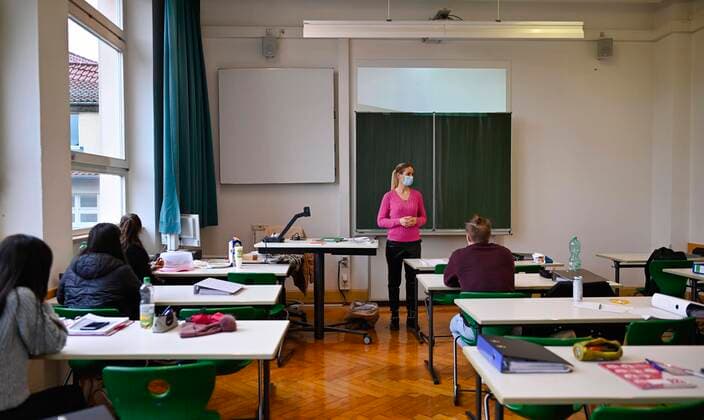 Lehrerin mit Mundschutzmaske im Präsenzunterricht, Fenster geschlossen, Corona-Krise, Stuttgart, Baden-Württemberg, Deutschland, Europa Copyright: imageBROKER/MichaelxWeber iblimw05902339.jpg