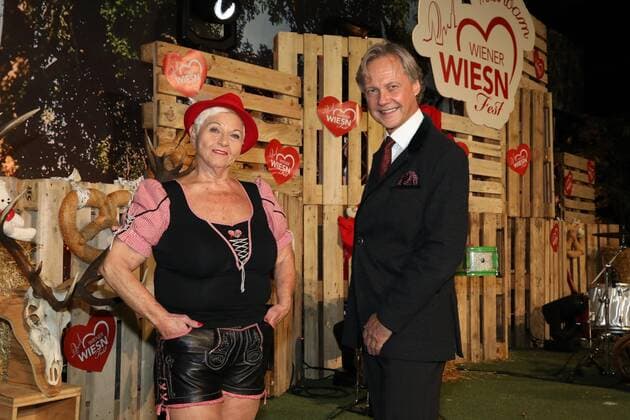 17.10.2020, Set Studio, Wiener WIESN dahoam, Online is! Die erste interaktive WIESN LIVE Show für alle zuhause zum Mitmachen im Bild: Jazz Gitti, Christian Feldhofer -GF Wiener Wiesn, Wiener WIESN dahoam *** 17 10 2020, Set Studio, Wiener WIESN dahoam, Online is The first interactive WIESN LIVE Show for everyone at home to join in the picture Jazz Gitti, Christian Feldhofer GF Wiener Wiesn, Wiener WIESN dahoam