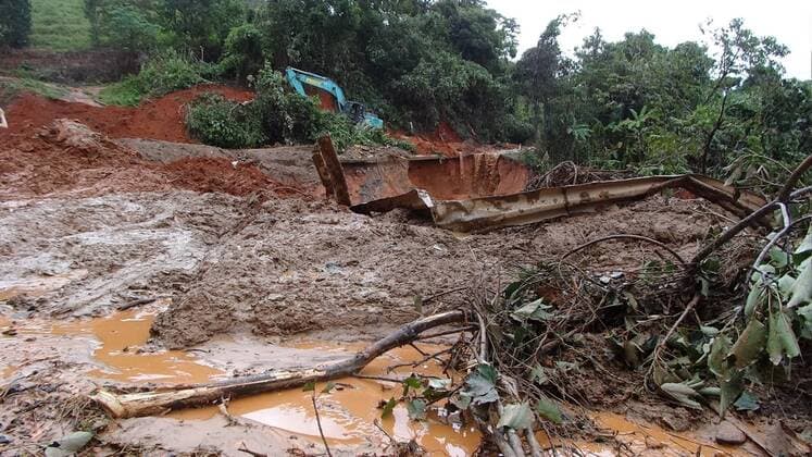 IMAGO Nature: Unsere Erde, Umweltprobleme, Bodenerosion (201018) -- HANOI, Oct. 18, 2020 -- Photo taken on Oct. 18, 2020 shows a landslide site in central Vietnam s Quang Tri Province. A landslide triggered by prolonged downpours has left three military personnel dead and 19 missing in central Vietnam s Quang Tri Province on Sunday, Vietnam News Agency reported. ( via Xinhua) VIETNAM-QUANG TRI-LANDSLIDE VNA 