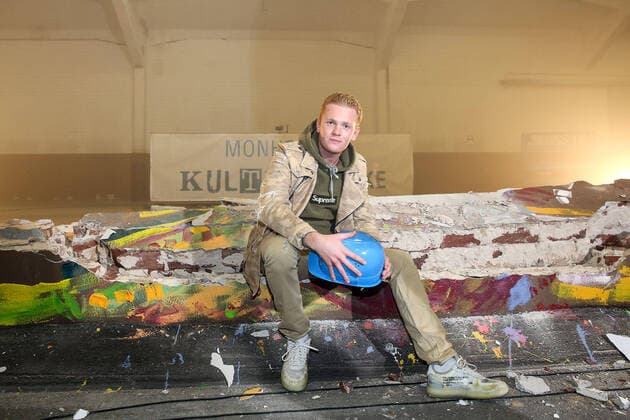 Bilder des Jahres 2020, Entertainment 10 Oktober Entertainment Themen der Woche KW42 Leon Löwentraut In Time Ausstellung in Monheim a. Rhein bei Köln. Unter dem Motto Kunst und Architektur in der Transformation beendete der Künstler am 17.10.2020 seine erfolgreiche Werkschau mit einer spektakulären Kunstperformance in den Monheimer Kulturwerke. Leon Löwentraut In Time Ausstellung in Monheim a. Rhein *** Leon Löwentraut In Time exhibition in Monheim a Rhein near Cologne Under the motto Art and Architecture in Transformation, the artist concluded his successful exhibition on 17 10 2020 with a spectacular art performance in the Monheimer Kulturwerke Leon Löwentraut In Time exhibition in Monheim a Rhein 