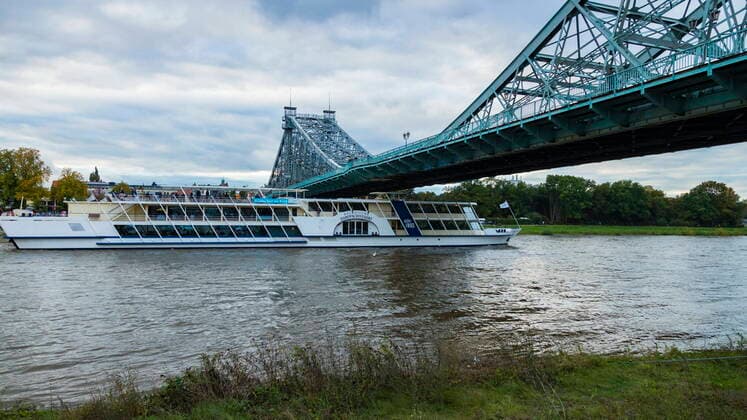 Salonschiff Motorschiff Gräfin Cosel der Sächsische Dampfschiffahrt, jetzt betrieben von der WEIßEN FLOTTE SACHSEN GmbH, in Dresden Blasewitz am Blauen Wunder. Dresden Sachsen GERMANY