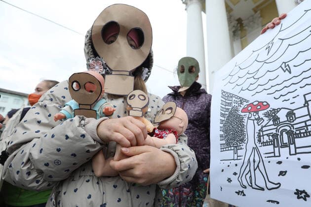 Bilder des Jahres 2020, News 10 Oktober News Themen der Woche KW42 News Bilder des Tages RYAZAN, RUSSIA - OCTOBER 18, 2020: A child in a paper gas mask with toys in hands takes part in a protest by environmental activists at Teatralnaya Square in city of Ryazan to raise awareness of air pollution. Local people have voiced their concerns and complaints over unpleasant odour in Ryazan. According to local media, a recent air quality survey has shown a concentration of hydrogen sulphide exceeding legal limits. Alexander Ryumin TASS  TS0EB49B