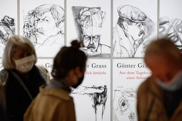 Entertainment Bilder des Tages Ausstellung Büchermachen mit Grass und Steidl 18.10.2020, Göttingen --- Der Verleger und Drucker Gerhard Steidl zeigt in einer Ausstellung im Günter Grass Archiv die 20 Titelbilder von der Neuen Göttinger Ausgabe der Werke von Schriftsteller Günter Grass. Göttingen Niedersachsen Deutschland *** Exhibition Büchermachen mit Grass und Steidl 18 10 2020, Göttingen Publisher and printer Gerhard Steidl shows in an exhibition in the Günter Grass Archive the 20 cover pictures from the New Göttingen Edition of the works of writer Günter Grass Göttingen Lower Saxony Germany