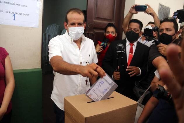 The presidential candidate of Creemos, Luis Fernando Camacho, goes to vote this Sunday in Santa Cruz, Bolivia 18 October 2020. The former civic leader and candidate for the Creemos alliance asked to consolidate the Bolivian democratic process after casting his vote in Santa Cruz. Camacho asks to consolidate the democracy that it cost to recover in Bolivia !ACHTUNG: NUR REDAKTIONELLE NUTZUNG!  Copyright: xJuanxCarlosxTorrejónx AME2063 20201018-637386509587548312