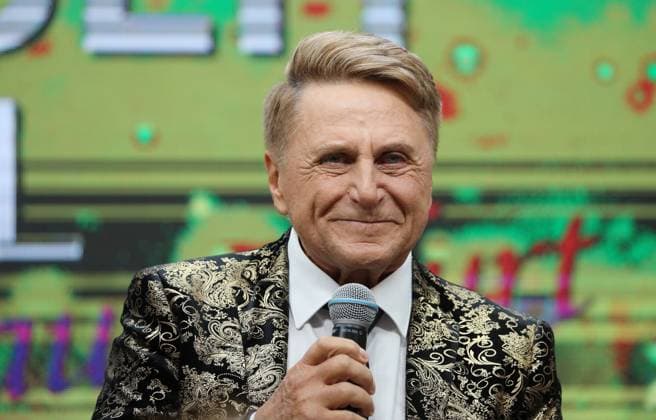 Thüringer Fernseh Karussell im Thüringenpark 17.10.2020 , Erfurt, 25 Jahre Thüringenpark, am Tag der Musikfreunde wird das Thüringer FERNSEH KARUSSELL aufgezeichnet, TV-Aufzeichnung mit bunter Show-Moderation und vielen Künstlern der Schlagerbranche im Bild: Hans-Jürgen Beyer *** Thüringer Fernseh Karussell im Thüringenpark 17 10 2020 , Erfurt, 25 years Thüringenpark, on the day of the music friends the Thüringer FERNSEH KARUSSELL is recorded, TV recording with colorful show moderation and many artists of the pop industry in the picture Hans Jürgen Beyer