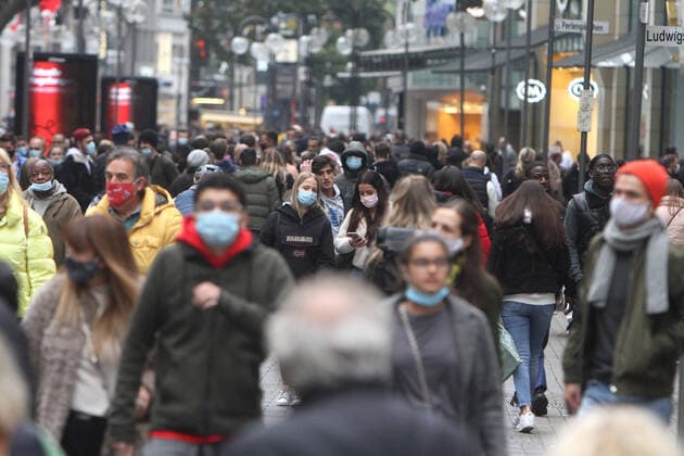 Die Stadt Köln gehört zum Risikogebiet mit einer Inzidenz jenseits der 50 Neuinfektionen, wonach es zu zahlreichen Einschränkungen gekommen ist. Passanten müssen nun in der Innenstadt und stark frequentierten Plätzen Mund-Nase-Bedeckungen tragen. Die Einkaufsstraße und Fußgängerzone Schildergasse gehört zu diesen Plätzen, allerdings folgen nicht alle Personen dieser Verpflichtung, Nordrhein Westfalen, Deutschland