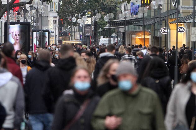 Die Stadt Köln gehört zum Risikogebiet mit einer Inzidenz jenseits der 50 Neuinfektionen, wonach es zu zahlreichen Einschränkungen gekommen ist. Passanten müssen nun in der Innenstadt und stark frequentierten Plätzen Mund-Nase-Bedeckungen tragen. Die Einkaufsstraße und Fußgängerzone Schildergasse gehört zu diesen Plätzen, allerdings folgen nicht alle Personen dieser Verpflichtung, Nordrhein Westfalen, Deutschland
