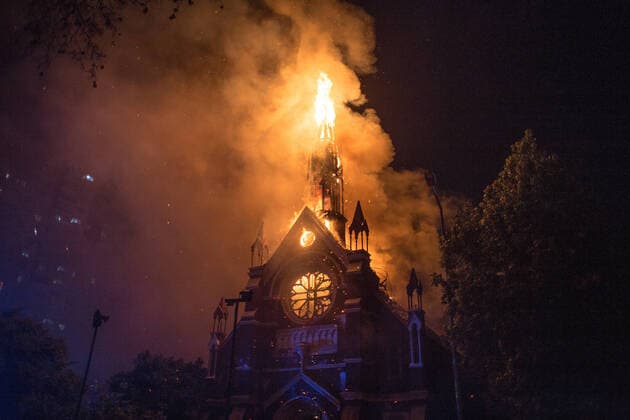 Bilder des Jahres 2020, News 10 Oktober News Themen der Woche KW42 News Bilder des Tages Santiago 18 octubre de 2020 Posterior al saqueo de especies desde la Iglesia San Francisco de Borja, se realizan barricadas con fogata al exterior, durante la conmemoracion del primer aniversario del estallido social. Diego Reyes Aton Chile, Santiago Chile Aton_456818 *** Santiago 18 October 2020 After the looting of species from the Church of San Francisco de Borja, barricades are made with fire outside, during the commemoration of the first anniversary of the social explosion Diego Reyes Aton Chile, Santiago Chile Aton 456818  Copyright: DIEGOxREYES ATONxCHILE