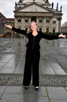 Elsa Dreisig beim Photocall zur Verleihung des Opus Klassik 2020 vor dem Konzerthaus. Berlin, 18.10..2020