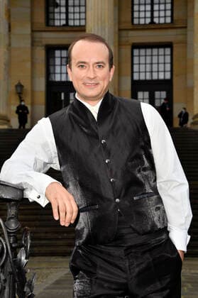 Daniel Behle beim Photocall zur Verleihung des Opus Klassik 2020 vor dem Konzerthaus. Berlin, 18.10..2020
