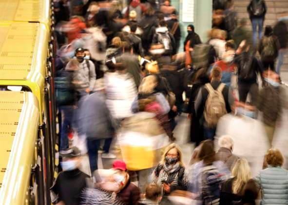 Maskenpflicht U-Bahn Berlin, DEU,19.10.2020 - U- Bahnhof Berlin Alexanderplatz, Fahrgaeste mit Masken. Die Zahl der Corona Infektionen in Deutschland steigt wieder an. Berlin Berlin Deutschland *** Masks compulsory U Bahn Berlin, DEU,19 10 2020 U Bahnhof Berlin Alexanderplatz, passengers with masks The number of corona infections in Germany is rising again Berlin Berlin Deutschland