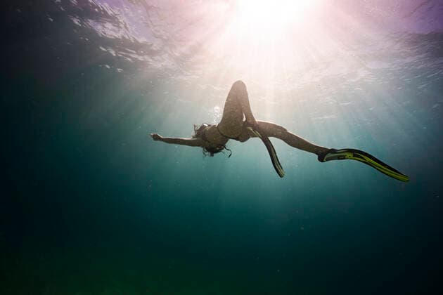 IMAGO Creative: Sommer Sport - Strand Free diver floating in the ocean of Oahu, Hawaii Honolulu, HI, United States CR_ALKA201017B-507408-01 EDITORIAL USE ONLY