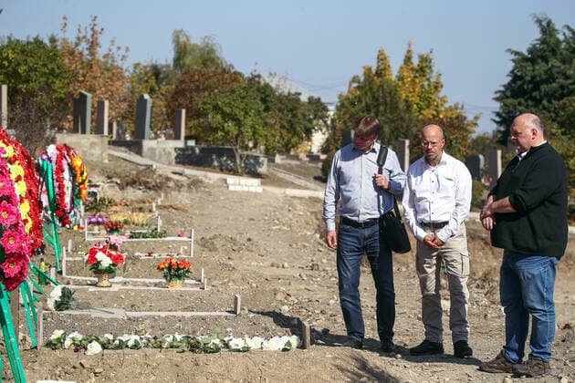 Bilder des Jahres 2020, News 10 Oktober News Themen der Woche KW43 News Bilder des Tages STEPANAKERT, NAGORNO-KARABAKH - OCTOBER 19, 2020: A member of the German federal parliament (Bundestag) Steffen Kotre of the Alternative for Germany (AfD) Party, and members of the Landtag of Brandenburg, Andreas Kalbitz and Andreas Galau of the same party (L-R) visit new graves in a cemetery in the city of Stepanakert. The fighting between Armenia and Azerbaijan over the disputed Caucasus Mountains territory of Nagorno-Karabakh resumed in late September. Both countries accused each other of provocation, declared martial law, and mobilized their armed forces. In the night of October 16, the capital city of Nagorno-Karabakh, Stepanakert, and the Azerbaijani city of Ganja underwent military attacks with multiple casualties and injuries report  TS0EB58F