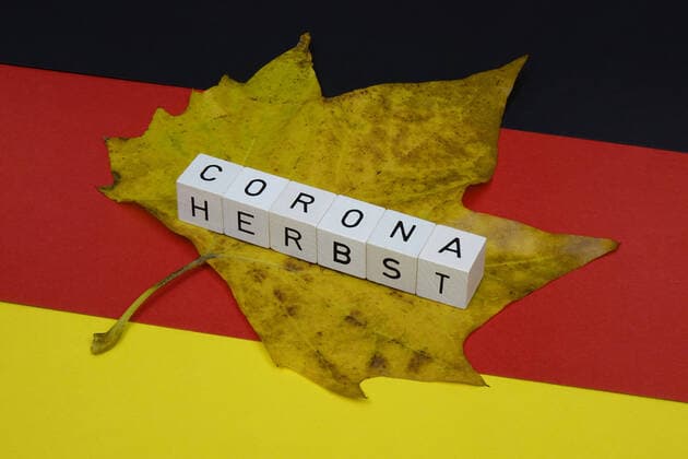 Deutschlandfahne und Coronaherbst Deutschlandfahne und Coronaherbst, 18.10.2020, Borkwalde, Brandenburg, Auf einer Deutschlandfahne liegen Buchstabenwürfel mit dem Wort Coronaherbst.