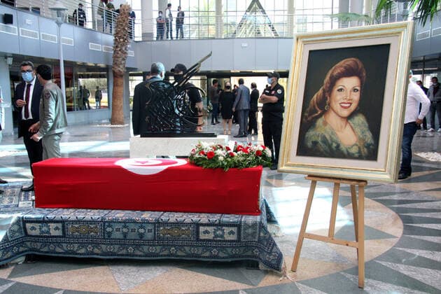 Bilder des Jahres 2020, News 10 Oktober News Themen der Woche KW43 News Bilder des Tages The head of government Hichem Mechichi visited the city of culture to pay tribute to the famous Tunisian singer Naama who died Sunday, October 18, 2020 at the age of 81, after a long battle with the disease. For more than three weeks, Naama had been hospitalized at the Military Hospital in Tunis.photo:Koutheir Kanchouch Famous Tunisian singer Naama is no longer. 