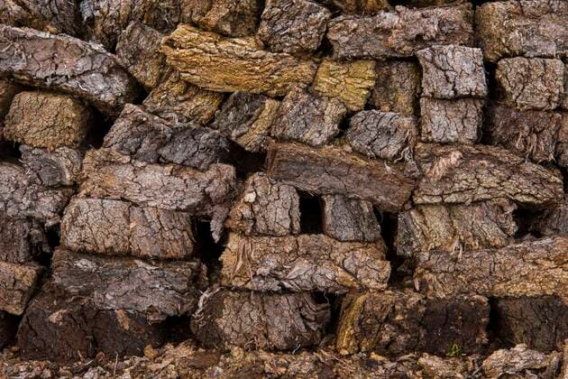IMAGO Nature: Unsere Erde, Ressourcen, Torf  Torfsoden aufgestapelt im Moor, Torfstich, Torf, Goldenstedter Moor, Oldenburger Münsterland, Niedersachsen, Deutschland, Europa *** Peat sods stacked up in a bog, peat cutting, peat, Goldenstedter Moor, Oldenburger Münsterland, Lower Saxony, Germany, Europe Copyright: imageBROKER/WillixRolfes ibxwro05885788.jpg