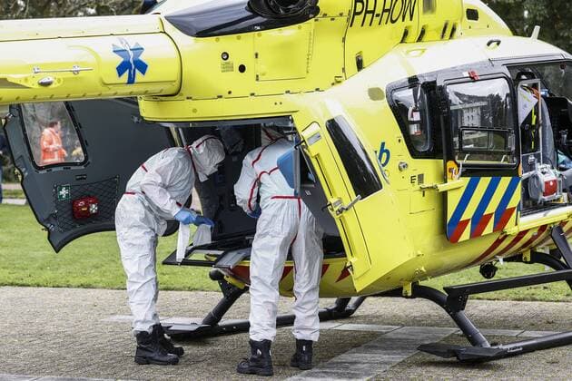 ALMELO - De Lifeliner 5, een traumahelikopter die speciaal is ingericht voor snel vervoer van intensive care-patienten, wordt ontsmet na het vervoer van een slachtoffer van het coronavirus van het Erasmus MC naar het ZGT. In het voorjaar is deze traumahelikopter ook ingezet voor coronavervoer in Nederland en Duitsland. ANP VINCENT JANNINK Copyright: xHollandsexHoogtex xxANPx x424160322x
