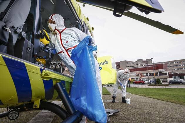 ALMELO - De Lifeliner 5, een traumahelikopter die speciaal is ingericht voor snel vervoer van intensive care-patienten, wordt ontsmet na het vervoer van een slachtoffer van het coronavirus van het Erasmus MC naar het ZGT. In het voorjaar is deze traumahelikopter ook ingezet voor coronavervoer in Nederland en Duitsland. ANP VINCENT JANNINK Copyright: xHollandsexHoogtex xxANPx x424160571x
