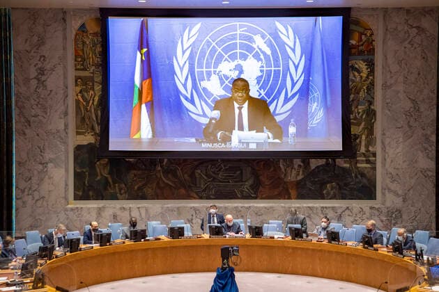 Bilder des Jahres 2020, News 10 Oktober News Themen der Woche KW43 News Bilder des Tages (201020) -- UNITED NATIONS, Oct. 20, 2020 -- Mankeur Ndiaye (on the screen), the UN secretary-general s special representative for the Central African Republic (CAR) and head of the UN peacekeeping mission, briefs the Security Council meeting on the situation in the CAR at the UN headquarters in New York, on Oct. 19, 2020. The top UN envoy for the CAR on Monday asked for efforts to ensure peaceful elections in the country. The presidential and legislative elections in December represent a unique opportunity to capitalize on the democratic gains of the 2015 elections and to consolidate the constitutional order and continue the work of stabilizing the country, Mankeur Ndiaye told the Security Council. ( UN Photo Handout via Xinhua) UN-SECURI 