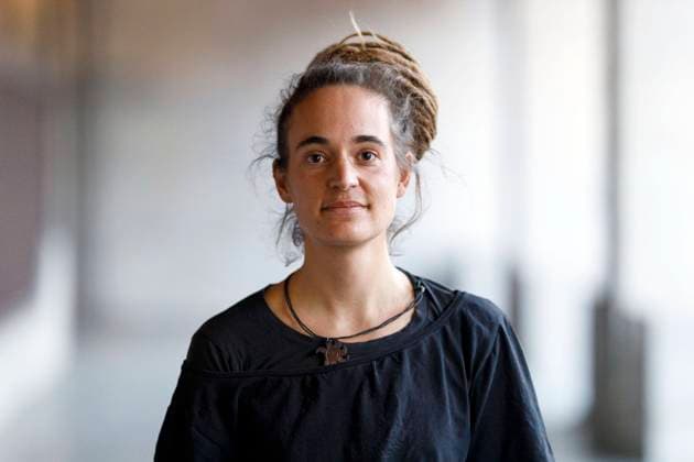 Carola Rackete erhält die mit 10.000 Euro dotierte Auszeichnung für ihr besonderes Engagement in der Flüchtlingshilfe bei der Verleihung des Karl-Küpper-Preises, der dieses Jahr zum 1. mal in Köln an Menschen vergeben wird, die sich für den Schutz der Demokratie und gegen Rassismus, Antisemitismus und jede Form der Diskriminierung engagieren, im Rathaus. Köln, 19.10.2020 *** Carola Rackete receives the award, which is endowed with 10,000 euros, for her special commitment to refugee aid at the presentation of the Karl Küpper Prize, which this year will be awarded for the first time in Cologne to people who are committed to the protection of democracy and against racism, anti-Semitism and all forms of discrimination, in Cologne City Ha Foto:xC.xHardtx xFuturexImage
