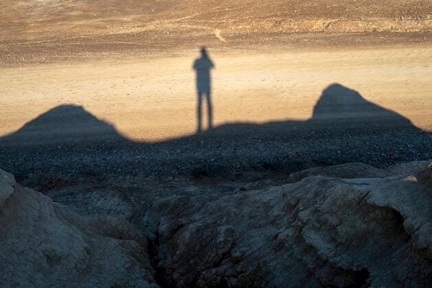 IMAGO Creative: Dichotomien, Reflexionen Man shadow over sunny dunes in a desert Bardenas, Aragón, Spain CR_RAFE201019-457879-01 ,model released, Symbolfoto