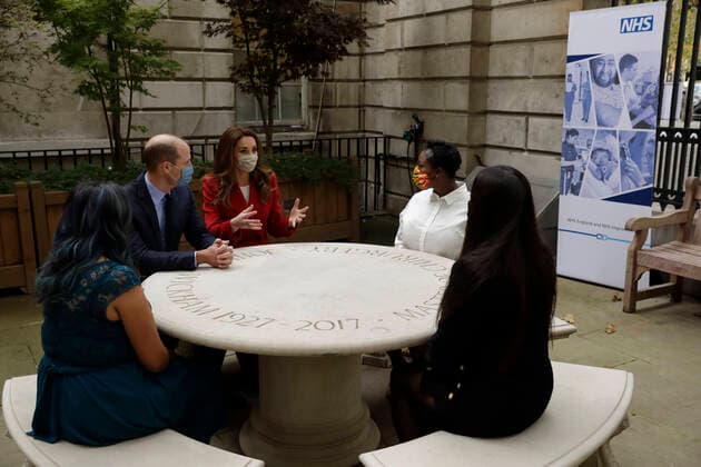 Bilder des Jahres 2020, Entertainment 10 Oktober Entertainment Themen der Woche KW43 Entertainment Bilder des Tages . 20 10 2020. London, United Kingdom. Prince William and Kate Middleton, The Duke and Duchess of Cambridge wearing face masks as they meet staff during a visit to St. Bartholomew s Hospital in London as part of the launch of the Hold Still photography project.  xPoolx xi-Imagesx IIM-21713-0018