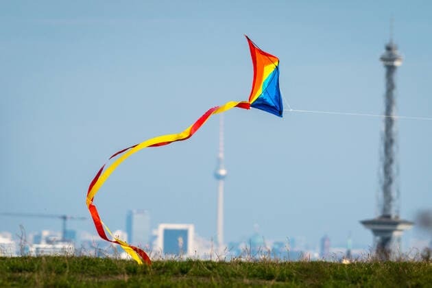 Berlin, Herbsteindrücke Deutschland, Berlin - 20.10.2020: Im Bild ist ein fliegender Drachen vor der berliner Skyline zu sehen. Berlin Berlin Deutschland *** Berlin, Impressions of Autumn Germany, Berlin 20 10 2020 The picture shows a flying kite in front of the Berlin skyline Berlin Deutschland