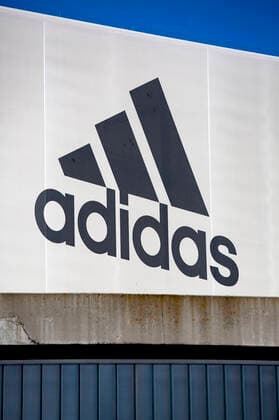 Die Adidas AG ist einer der größten internationalen Hersteller von Sportartikel mit seiner in Herzogenaurach beheimateten Konzernzentrale. (Symbolbild, Themenbild) Herzogenaurach, 20.10.2020