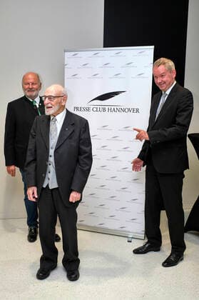 Jürgen Köster, Rolf Zick und Lutz Marmor bei der Verleihung des Leibniz-Ring-Hannover 2020 an Rolf Zick im Leineschloss. Mit dem Leibniz-Ring-Hannover ehrt der Presse Club Hannover seit 1997 jährlich Persönlichkeiten oder Institutionen, die durch eine herausragende Leistung auf sich aufmerksam gemacht oder durch ihr Lebenswerk ein besonderes Zeichen gesetzt haben. Hannover, 20.10.2020