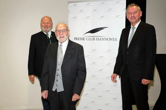 Jürgen Köster, Rolf Zick und Lutz Marmor bei der Verleihung des Leibniz-Ring-Hannover 2020 an Rolf Zick im Leineschloss. Mit dem Leibniz-Ring-Hannover ehrt der Presse Club Hannover seit 1997 jährlich Persönlichkeiten oder Institutionen, die durch eine herausragende Leistung auf sich aufmerksam gemacht oder durch ihr Lebenswerk ein besonderes Zeichen gesetzt haben. Hannover, 20.10.2020