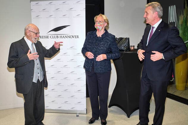 Rolf Zick, Eske Nannen und Christian Wulff bei der Verleihung des Leibniz-Ring-Hannover 2020 an Rolf Zick im Leineschloss. Mit dem Leibniz-Ring-Hannover ehrt der Presse Club Hannover seit 1997 jährlich Persönlichkeiten oder Institutionen, die durch eine herausragende Leistung auf sich aufmerksam gemacht oder durch ihr Lebenswerk ein besonderes Zeichen gesetzt haben. Hannover, 20.10.2020