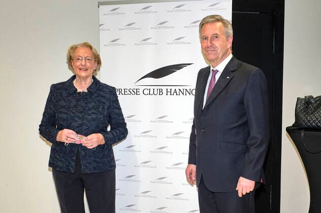 Eske Nannen und Christian Wulff bei der Verleihung des Leibniz-Ring-Hannover 2020 an Rolf Zick im Leineschloss. Mit dem Leibniz-Ring-Hannover ehrt der Presse Club Hannover seit 1997 jährlich Persönlichkeiten oder Institutionen, die durch eine herausragende Leistung auf sich aufmerksam gemacht oder durch ihr Lebenswerk ein besonderes Zeichen gesetzt haben. Hannover, 20.10.2020