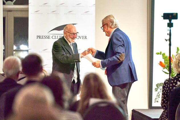 Rolf Zick und Jürgen Gansäuer bei der Verleihung des Leibniz-Ring-Hannover 2020 an Rolf Zick im Leineschloss. Mit dem Leibniz-Ring-Hannover ehrt der Presse Club Hannover seit 1997 jährlich Persönlichkeiten oder Institutionen, die durch eine herausragende Leistung auf sich aufmerksam gemacht oder durch ihr Lebenswerk ein besonderes Zeichen gesetzt haben. Hannover, 20.10.2020