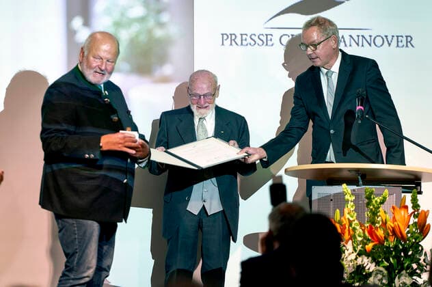 Jürgen Köster, Rolf Zick und Lutz Marmor bei der Verleihung des Leibniz-Ring-Hannover 2020 an Rolf Zick im Leineschloss. Mit dem Leibniz-Ring-Hannover ehrt der Presse Club Hannover seit 1997 jährlich Persönlichkeiten oder Institutionen, die durch eine herausragende Leistung auf sich aufmerksam gemacht oder durch ihr Lebenswerk ein besonderes Zeichen gesetzt haben. Hannover, 20.10.2020