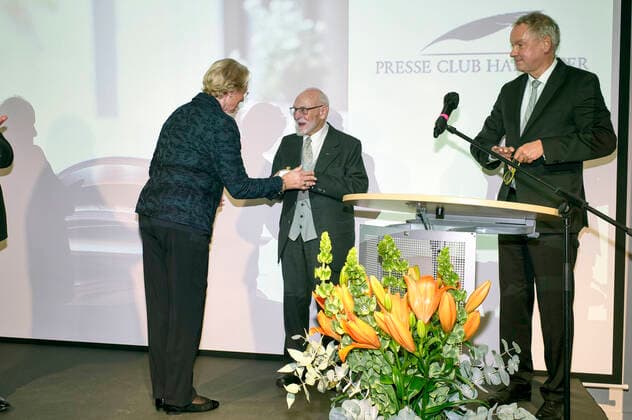 Eske Nannen, Rolf Zick und Lutz Marmor bei der Verleihung des Leibniz-Ring-Hannover 2020 an Rolf Zick im Leineschloss. Mit dem Leibniz-Ring-Hannover ehrt der Presse Club Hannover seit 1997 jährlich Persönlichkeiten oder Institutionen, die durch eine herausragende Leistung auf sich aufmerksam gemacht oder durch ihr Lebenswerk ein besonderes Zeichen gesetzt haben. Hannover, 20.10.2020