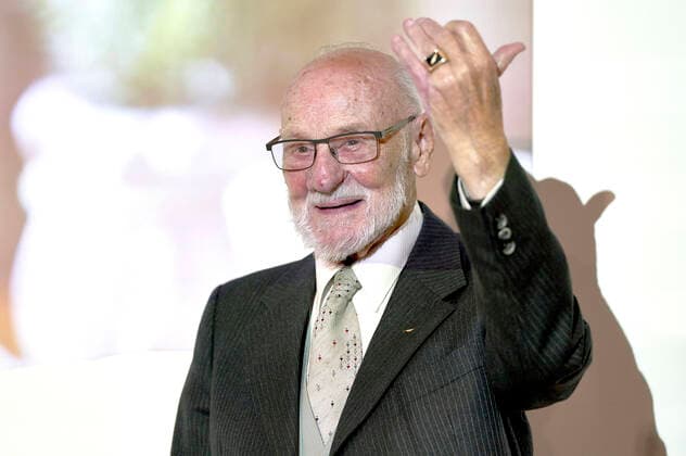 Bilder des Jahres 2020, Entertainment 10 Oktober Entertainment Themen der Woche KW43 Rolf Zick bei der Verleihung des Leibniz-Ring-Hannover 2020 an Rolf Zick im Leineschloss. Mit dem Leibniz-Ring-Hannover ehrt der Presse Club Hannover seit 1997 jährlich Persönlichkeiten oder Institutionen, die durch eine herausragende Leistung auf sich aufmerksam gemacht oder durch ihr Lebenswerk ein besonderes Zeichen gesetzt haben. Hannover, 20.10.2020 *** Rolf Zick at the Leibniz Ring Hanover 2020 to Rolf Zick at the Leineschloss Since 1997, the Press Club Hanover has been awarding the Leibniz Ring Hanover annually to personalities or institutions who have attracted attention through outstanding achievements or have made a special mark through their lifes work Hanover, 20 10 2020 Foto:xU.xStammx xFuturexImage