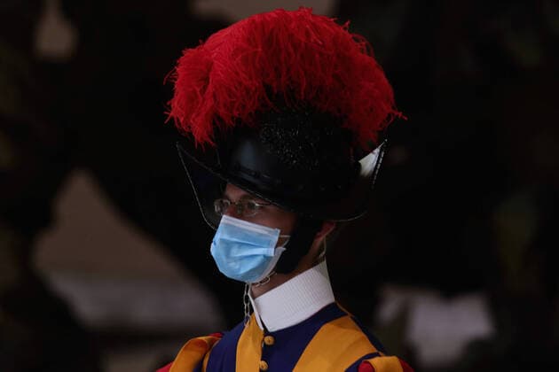 October 20, 2020 - Vatican City (Holy See) - A swiss guard attends the Pope Francis weekly general audience in Aula Paolo VI at the Vatican. EvandroInetti via ZUMA Wire Vatican City State - ZUMAi15_ 20201021_zaf_i15_015 Copyright: xEvandroxInettix