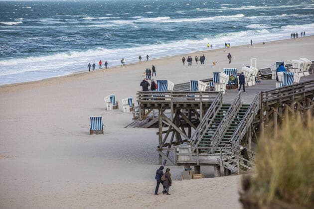 Luxusinsel Sylt in Zeiten von Corona 18.10.20 - Sylt: Ein Strandabschnitt in Kampen an einem Wochenende auf Sylt. Viele Menschen machen einen Strandspaziergang auf Deutschlands beliebtester Insel. Nur wenige Menschen tragen Masken. Der Abstand kann am Strand häufig eingehalten werden. Das gute Wetter zieht viele Menschen nach draußen. Sylt Schleswig Holstein Deutschland Copyright: xLucaxFieldx