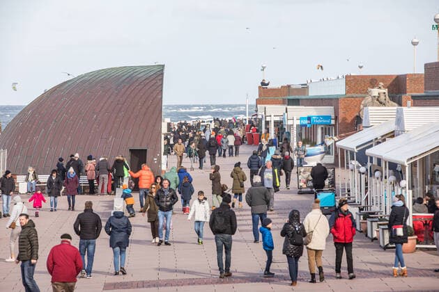 Luxusinsel Sylt in Zeiten von Corona 18.10.20 - Sylt: Hunderte Menschen an der Promenade vor Westerland. Bei wolkigem Wetter machen etliche Menschen einen Strandspaziergang an Deutschlands beliebtester Nordseeinsel. Nur wenige Menschen tragen Masken. Der Abstand kann am Strand gut eingehalten werden. Auf der Promenade und in der Innenstadt jedoch nicht. Dort sind Menschenmassen dicht gedrängt unterwegs! Die Insel ist auch in Zeiten von Corona ein beliebtes Reiseziel. Die Restaurants platzen aus allen Nähten, es bilden sich Schlangen. Sylt Schleswig Holstein Deutschland Copyright: xLucaxFieldx