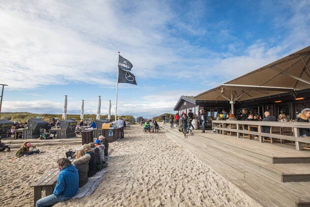 Luxusinsel Sylt in Zeiten von Corona 19.10.20 - Sylt: Das Restaurant Sansibar in Zeiten von Corona. Täglich besuchen trotz der Pandemie mehrere hundert Personen das Edelrestaurant. Die Sitzplätze sind sowohl auf der Terrasse als auch im Inneren und im Sand komplett voll. Einige Tische wurden umgestellt, ein Hygienekonzept wurde erarbeitet. Der Abstand wird kontrolliert und eingehalten. Auf dem Parkplatz des Edelrestaurants bilden sich lange Schlangen. Viele Menschen warten auf einen Tisch. Die Abstände hier werden nicht eingehalten, wenige Menschen tragen Masken. Sylt Schleswig Holstein Deutschland Copyright: xLucaxFieldx