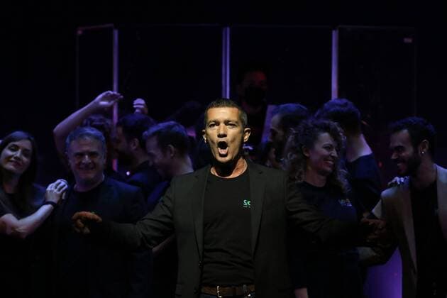 Entertainment Themen der Woche KW43 Entertainment Bilder des Tages October 21, 2020 (Malaga) Antonio Banderas will release in autumn 2021 a musical that he will star himself. With lyrics and music by Stephen Sondheim and libretto by George Furth, it will transform the stage of the theatre (it will be round). He plans to stay eight months in Malaga.Antonio Banderas returns to the stage with a new musical. It is called Company and this morning has starred a scene (a preview of the play) that is scheduled to premiere in autumn 2021 at the Teatro del Soho CaixaBank in Malaga. With lyrics and music by Stephen Sondheim and libretto by George Furth, it will be the second incursion of Banderas as director and reference number 1 of his theater that opened a year ago with ÇA chorus line , premiered successfully in  lorenzocarnero cordonpress