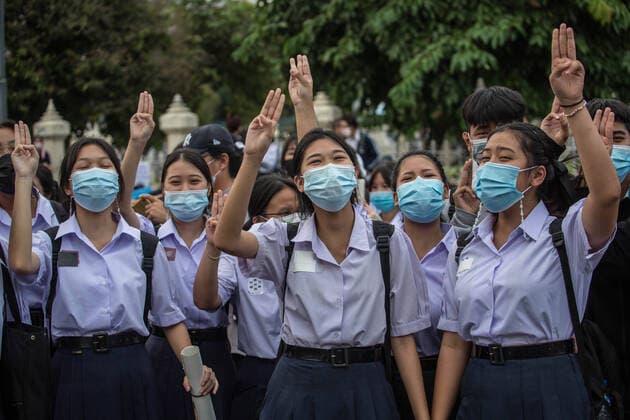 Bilder des Jahres 2020, News 10 Oktober News Themen der Woche KW43 News Bilder des Tages October 21, 2020, Bangkok, Thailand: Pro-democracy protesters wearing school uniforms seen giving the three finger salute during an anti-government demonstration in the Thai Capital. Thousands of pro-democracy protesters took the streets at Victory Monument demanding the resignation of Thailand Prime Minister and the reform of the monarchy for the seventh day after a ˜severe state of emergency™ declared by Prime Minister Prayut Chan-o-cha. The protesters marched from Victory Monument to Government House and delivered a letter to Prime Minister Prayut Chan-o-cha asking him to resign before 3 days. The protest ended peacefully. Bangkok Thailand - ZUMAs197 20201021_zaa_s197_138 Copyright: xGeemxDrakex