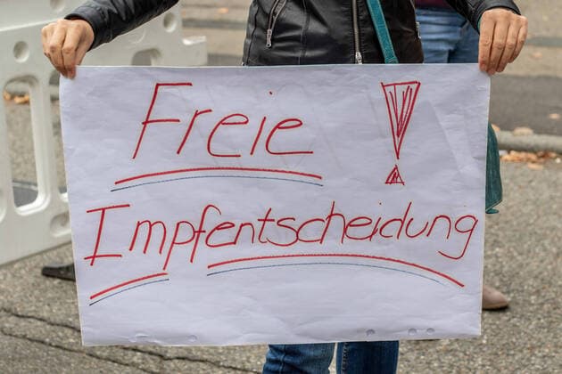 Stuttgart GER, Stuttgart, Kundgebung für impfkritischen Kinderarzt, 21.10.2020 Freie Impfentscheidung Rund 200 Teilnehmer aus Baden-Württemberg, zahlreiche Eltern mit Kindern, bei Solidaritätskundgebung für impfkritischen Kinderarzt Wolfgang Scheel vor dem Gebäude der Kassenärztlichen Vereinigung Baden-Württemberg in Stuttgart-Möhringen. Weitere Teilnehmer: S21-Gegner, Querdenker 711, Pressesprecher Querdenken 711: Stephan Bergmann, Ansprache von Impfkritik-Webseiten-Betreiber Hans Tolzin, GER, Stuttgart, Kundgebung für impfkritischen Kinderarzt, 21.10.2020, Copyright: xTabeaxGuenzler Eibner-Pressefotox EP_TGR
